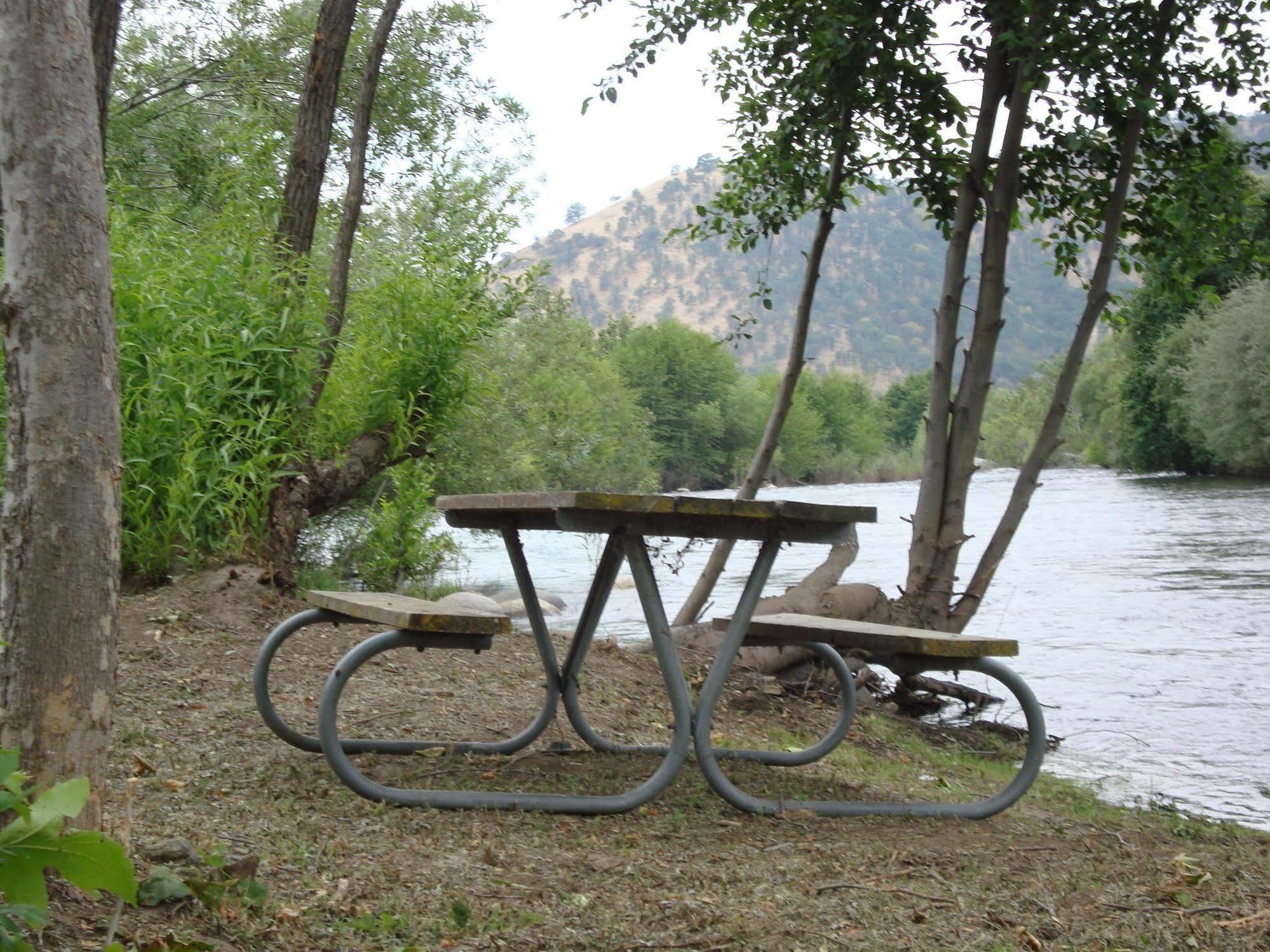 Sequoia Riverfront Cabins Three Rivers Eksteriør billede